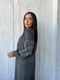 Сукня сірого кольору із ніжною вишивкою по рукавах | 6505321 | фото 8