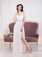 Сукня біла з поясом та глибоким розрізом | 6506559