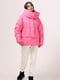 Зимняя розовая куртка с объемным капюшоном | 6524346 | фото 2
