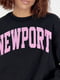 Теплый укороченный черный свитшот с надписью Newport | 6524486 | фото 6