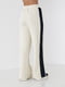 Теплые трикотажные брюки молочного цвета с лампасами и надписью Renes Saince | 6524524 | фото 4