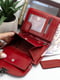 Подарунковий набір: шкіряний гаманець та брелок червоного кольору з логотипом бренду | 6528240 | фото 4