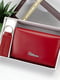 Подарочный набор: кожаный кошелек и брелок красного цвета с логотипом бренда | 6528241 | фото 2