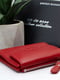 Красный кожаный кошелек в минималистическим стиле | 6528258 | фото 3