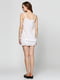 Сукня білого кольору, декорована мереживом и рюшами кольору | 6542014 | фото 2
