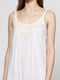 Сукня білого кольору, декорована мереживом и рюшами кольору | 6542014 | фото 3
