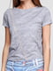 Туніка-футболка світло-сірого кольору з принтом | 6542027 | фото 3