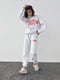 Світло-сірий спортивний костюм на флісі з принтом Fullerton California: світшот та джогери | 6547810 | фото 5