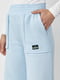 Трикотажные штаны голубые на флисе с накладными карманами | 6547818 | фото 4
