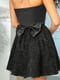 Платье черное с декольтированным лифом и бантом из органзы на талии | 6548386 | фото 6