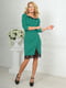 Сукня-футляр зелена з асиметричним розрізом та ажурною підкладкою подола | 6548625 | фото 2