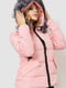 Розовая куртка с меховой отделкой на капюшоне | 6569049 | фото 6