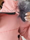 Розовая куртка с меховой отделкой на капюшоне | 6569049 | фото 7
