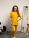 Жовтий прогулянковий костюм: футболка та джогери | 6568820 | фото 2