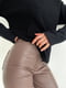 Штани кольору мокко з екошкіри на велюрі з кишенями та застібкою на блискавці | 6570145 | фото 4