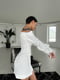 Белое мини-платье А-силуэта на запах с открытыми плечами | 6570239 | фото 4