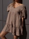 Бежевое мини-платье из натуральной ткани с коротким рукавом на резинке | 6570249 | фото 6