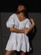 Белое мини-платье из натуральной ткани с коротким рукавом на резинке | 6570250 | фото 3