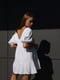 Белое мини-платье из натуральной ткани с коротким рукавом на резинке | 6570250 | фото 4