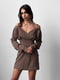 Мини-платье А-силуэта цвета мокко на запах с открытыми плечами | 6570252 | фото 2