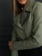 Куртка-косуха з еко шкіри на замші оливкового кольору з підкладкою | 6570281 | фото 2