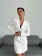 Сукня-жакет білого кольору з оригінальним вирізом та накладними кишенями | 6570296 | фото 2