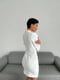 Сукня-жакет білого кольору з оригінальним вирізом та накладними кишенями | 6570296 | фото 4