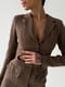Сукня-жакет кольору мокко з оригінальним вирізом та накладними кишенями | 6570298 | фото 6