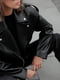 Куртка-косуха черного цвета с ремешком | 6576228 | фото 3