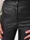 Зауженные укороченные черные брюки из эко-кожи | 6577211 | фото 4
