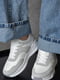 Кросівки біло-сірого кольору на шнурівці | 6577373 | фото 2