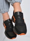 Кроссовки черные с оранжевми вставками | 6577405 | фото 2