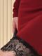 Облягаюча бордова сукня з мереживним оздобленням по поділу | 6577539 | фото 4