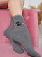 Носки махровые серого цвета с рисунком | 6577592 | фото 2