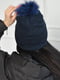 Темно-синяя шапка с отворотом и меховым помпоном | 6577689 | фото 3