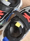 Кроссовки черно-серебристые с яркой шнуровкой | 6577819 | фото 4