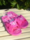 Рожеві шльопанці, прикрашені метеликом | 6577868