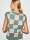 Трикотажный двухцветный жилет в шахматный рисунок | 6578822 | фото 2