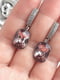 Родированные серьги с кристаллами Сваровски бордово-розового цвета | 6583085 | фото 4