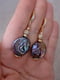 Сережки з натуральними перлами бароко фіолетового відтінку | 6583130 | фото 3
