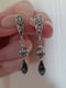 Серьги с кристаллами Swarovski Briolet цвета Silver Night | 6583311 | фото 4