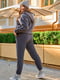 Прогулянковий графітовий костюм на флісі: худі та джогери | 6584191 | фото 2