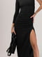 Черное платье на одное плечо с глубоким разрезом и драпировкой | 6584328 | фото 4