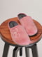Розовые велюровые тапочки с вышивкой | 6584331 | фото 5