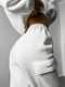 Білий костюм на флісі: худі та джогери з накладними кишенями | 6615351 | фото 3