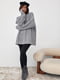 В'язаний светр оверсайз сірого кольору з візерунками із кісок | 6615908 | фото 4