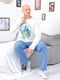 Пижама: белый лонгслив с принтом и голубые брюки | 6616550 | фото 2