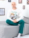 Пижама: белый лонгслив с принтом и зеленые брюки | 6616551 | фото 2