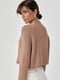 Короткий вязаный светло-коричневый свитер в рубчик с рукавами-регланами | 6616624 | фото 2