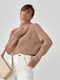 Короткий вязаный светло-коричневый свитер в рубчик с рукавами-регланами | 6616624 | фото 3